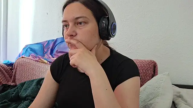 Snapshot of Cyndee_Winter chatting on June 9, 2026, 2:18 pm Cyndee Winter online show from June 9, 2026, 2:18 pm