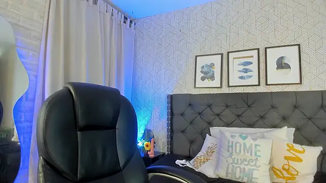 emma  smith1 online show from March 11, 2025, 4:40 pm