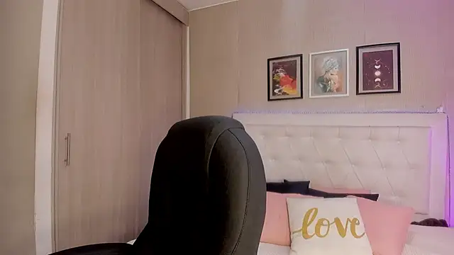 emma  smith1 online show from February 9, 2026, 12:03 pm