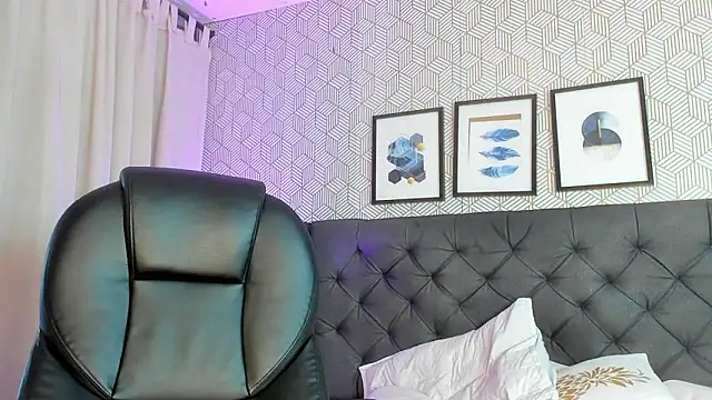 emma  smith1 online show from March 7, 2025, 7:05 pm