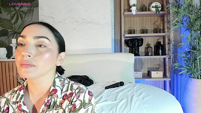 LIAH IZUMI online show from October 16, 2025, 1:08 pm