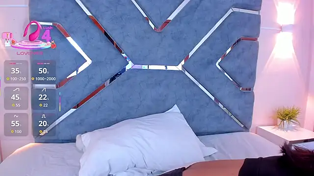 LucciaPorter online show from November 4, 2025, 8:56 pm