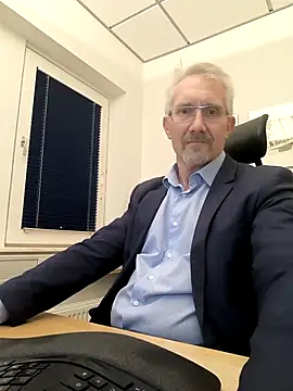 Snapshot of tom-swede chatting on November 24, 2025, 3:56 pm tom-swede online show from November 24, 2025, 3:56 pm