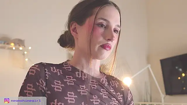 Snapshot of NeonShine chatting on March 12, 2026, 8:29 am NeonShine online show from March 12, 2026, 8:29 am