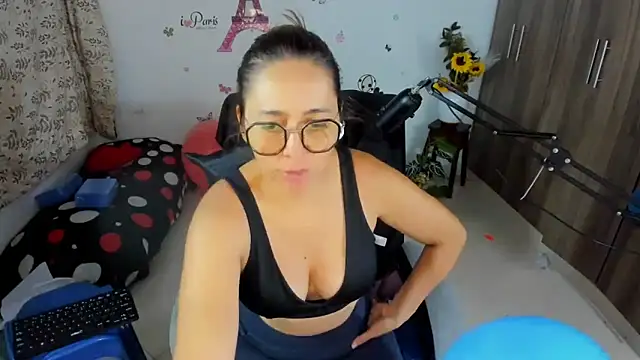 Snapshot of isa_loves_cum chatting on May 18, 2026, 2:23 am isa loves cum online show from May 18, 2026, 2:23 am
