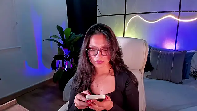 Gia Mazzon online show from November 10, 2025, 4:34 pm