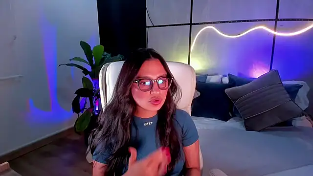 Gia Mazzon online show from November 12, 2025, 5:39 pm