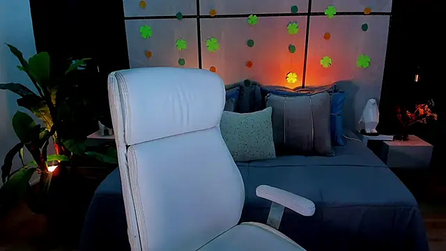 Gia Mazzon online show from March 17, 2025, 2:45 pm