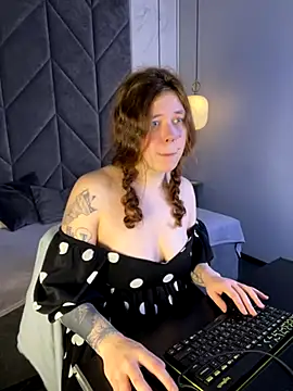 SophiePure online show from October 16, 2025, 8:50 pm