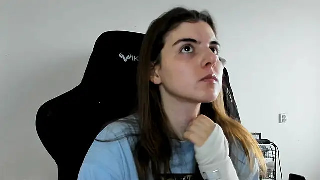 emmamurrr online show from December 3, 2025, 10:47 am