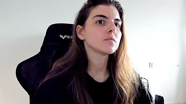 emmamurrr online show from October 13, 2025, 10:39 am