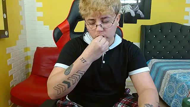 isabeautyx19 online show from October 5, 2025, 1:51 am