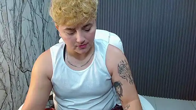 isabeautyx19 online show from September 28, 2025, 2:46 pm