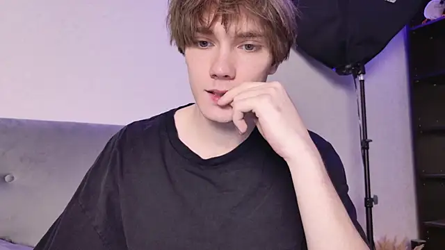 callmenineoneseven online show from October 15, 2025, 10:18 pm