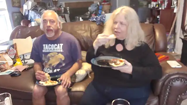 Snapshot of PincheDave4u chatting on March 4, 2025, 9:22 pm PincheDave4u online show from March 4, 2025, 9:22 pm