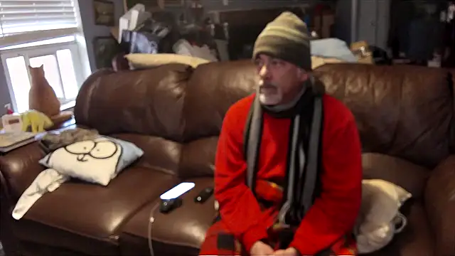 Snapshot of PincheDave4u chatting on February 18, 2025, 10:47 pm PincheDave4u online show from February 18, 2025, 10:47 pm