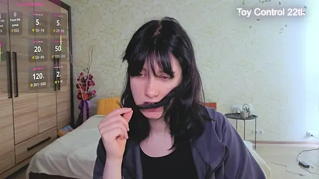 JulisSweet online show from June 19, 2026, 7:03 am