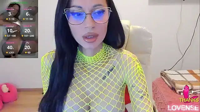 kissnicol32 online show from May 9, 2026, 4:10 pm