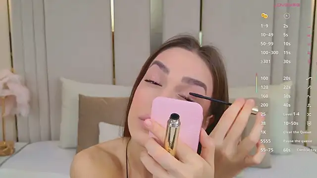 Snapshot of BellaHalles chatting on February 22, 2026, 5:43 am BellaHalles online show from February 22, 2026, 5:43 am