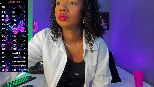 EmmaSmith06 online show from October 2, 2025, 5:05 pm