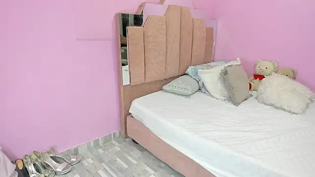 LoveQueen2 online show from September 23, 2025, 11:50 am