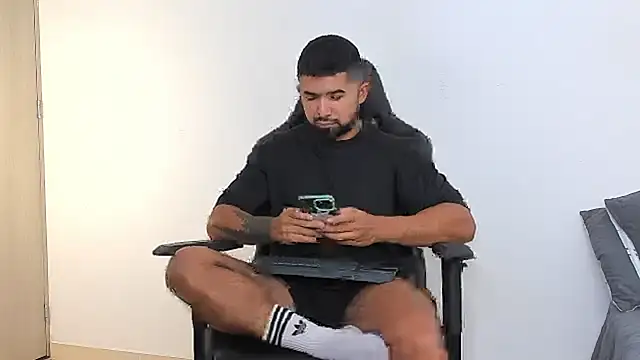 Snapshot of ethaanjones chatting on February 20, 2025, 6:57 pm ethaanjones online show from February 20, 2025, 6:57 pm