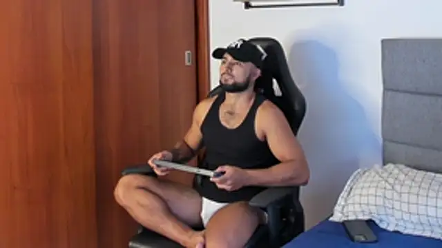 Snapshot of ethaanjones chatting on November 24, 2025, 8:20 pm ethaanjones online show from November 24, 2025, 8:20 pm