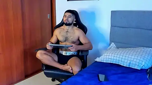 Snapshot of ethaanjones chatting on December 15, 2025, 2:34 pm ethaanjones online show from December 15, 2025, 2:34 pm