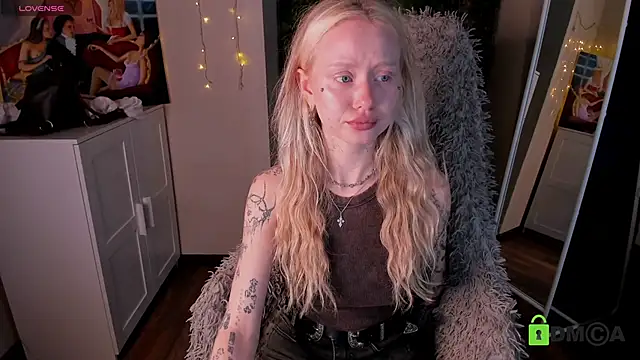 MalenaErnman online show from November 7, 2025, 10:42 am