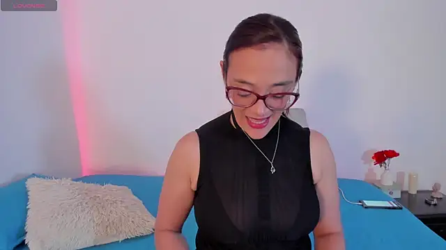 Jessica Herrera  online show from April 28, 2026, 9:52 pm
