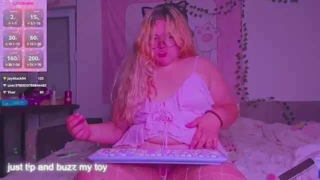 Freakcute  online show from October 5, 2025, 12:01 am