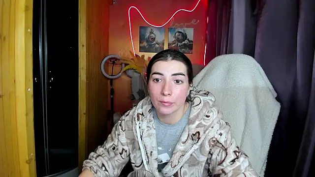 Fiery Brunette  online show from November 30, 2025, 10:05 am