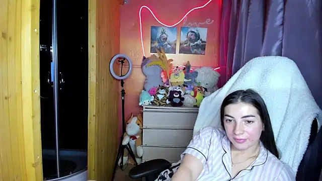 Fiery Brunette  online show from March 23, 2026, 5:46 pm