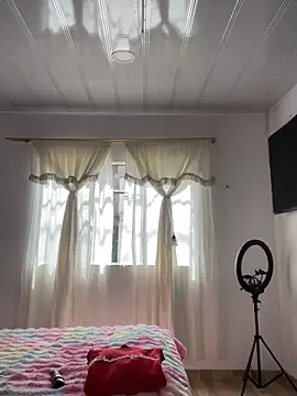 Snapshot of hannahb-e chatting on February 11, 2026, 3:45 pm hannahb-e online show from February 11, 2026, 3:45 pm