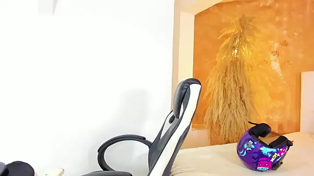 shenielxx online show from March 16, 2026, 2:21 pm