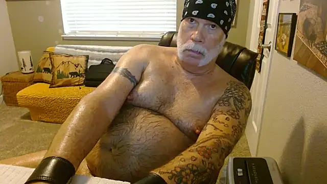 Snapshot of musclebearnips chatting on May 28, 2026, 4:57 pm musclebearnips online show from May 28, 2026, 4:57 pm