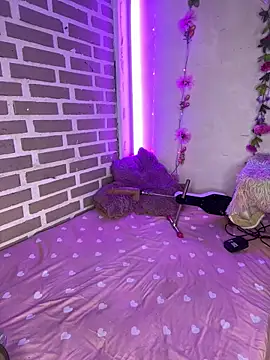 CharlotteMillers online show from September 18, 2025, 2:42 pm