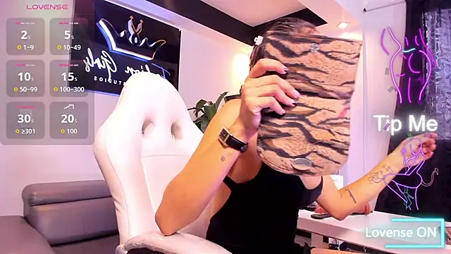 AnaRuiz online show from October 15, 2025, 1:08 pm