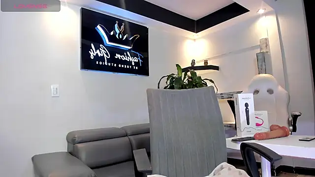 AnaRuiz online show from September 18, 2025, 7:50 pm