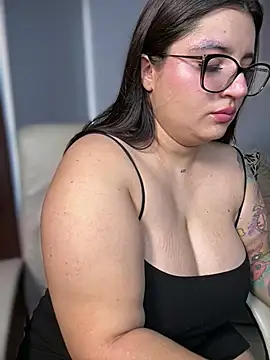 Snapshot of horny_roomiess chatting on August 4, 2026, 4:00 pm horny roomiess online show from August 4, 2026, 4:00 pm