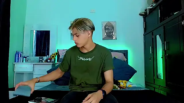 Liamscott  online show from September 14, 2025, 8:09 pm