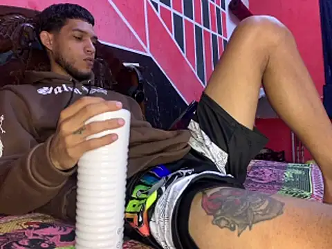 Snapshot of tanned_boy chatting on April 5, 2026, 5:19 pm tanned boy online show from April 5, 2026, 5:19 pm