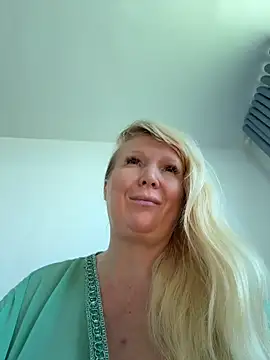 EmmaInLove23 online show from January 15, 2026, 2:37 am