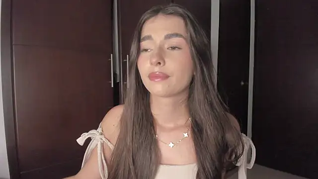 Coralinee 01 online show from February 1, 2025, 11:37 pm