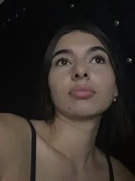 Coralinee 01 online show from April 28, 2026, 4:22 pm