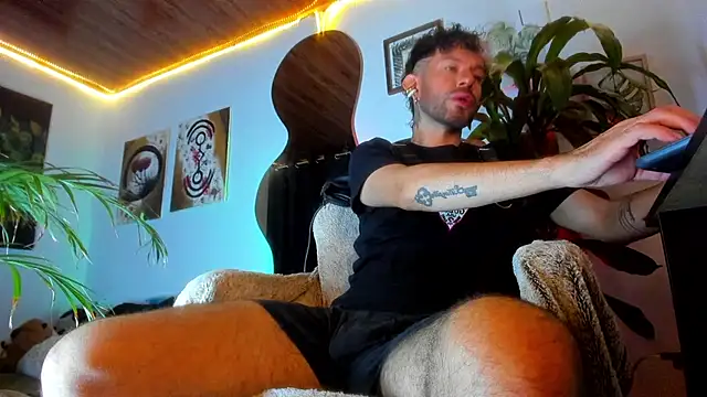 LatinMilk  online show from April 26, 2026, 1:58 am