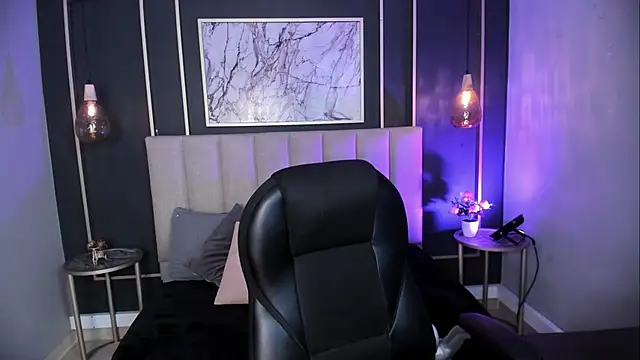 kira moon   online show from September 25, 2025, 9:10 pm