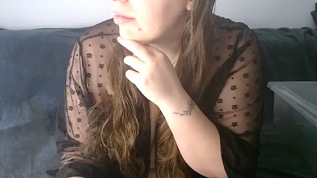 FrancaiseLynne online show from February 1, 2026, 12:58 pm