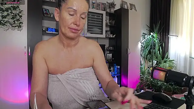 Snapshot of SheilaRyan chatting on March 23, 2026, 5:07 am SheilaRyan online show from March 23, 2026, 5:07 am