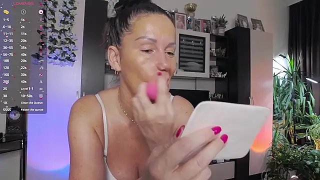 Snapshot of SheilaRyan chatting on March 10, 2026, 5:22 am SheilaRyan online show from March 10, 2026, 5:22 am